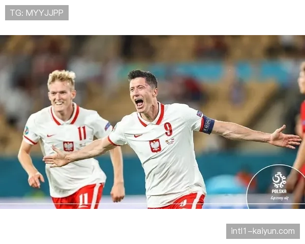 莱万替补登场头球破门 赛季进球升至9球跻身射手榜三甲 莱万替补登场头球破门 赛季进球升至9球跻身射手榜三甲